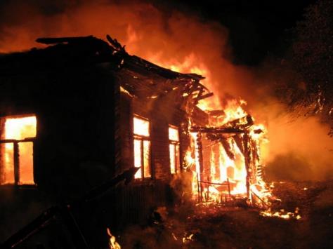 В Архангельском районе сегодня ночью тушили деревянный дом