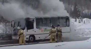 В Уфе тушили загоревшийся автобус ПАЗ