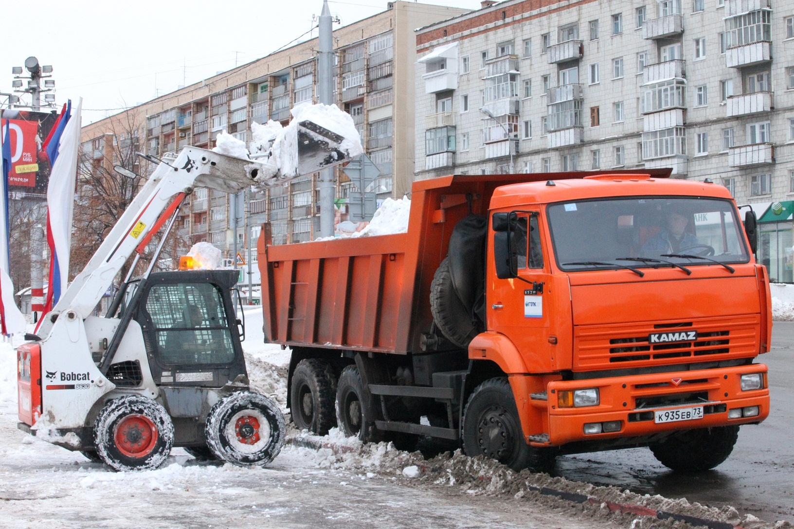 В Уфе очистка улиц от снега продолжится 13 января.