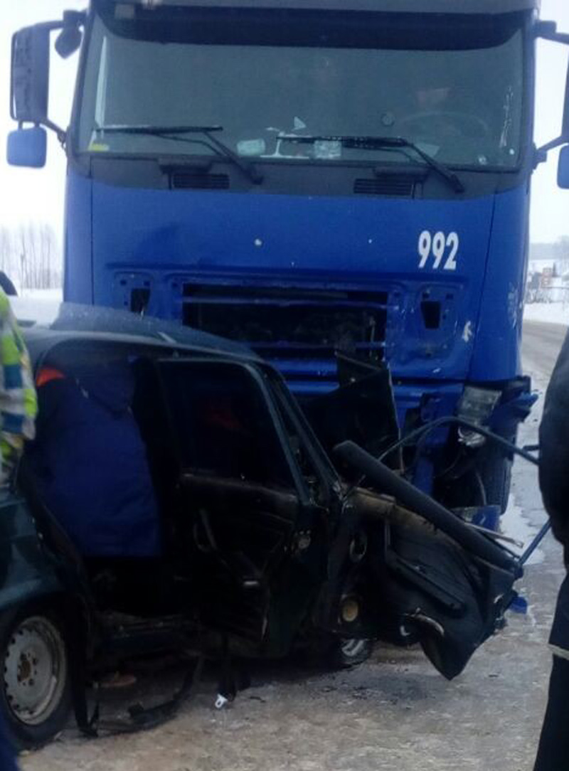 в результате столкновения автомобиля ВАЗ 2107 и грузовикаВольво погибли два человека
